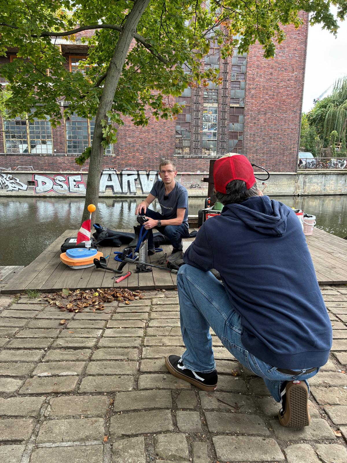 Kamerateam bei der Ringsuche