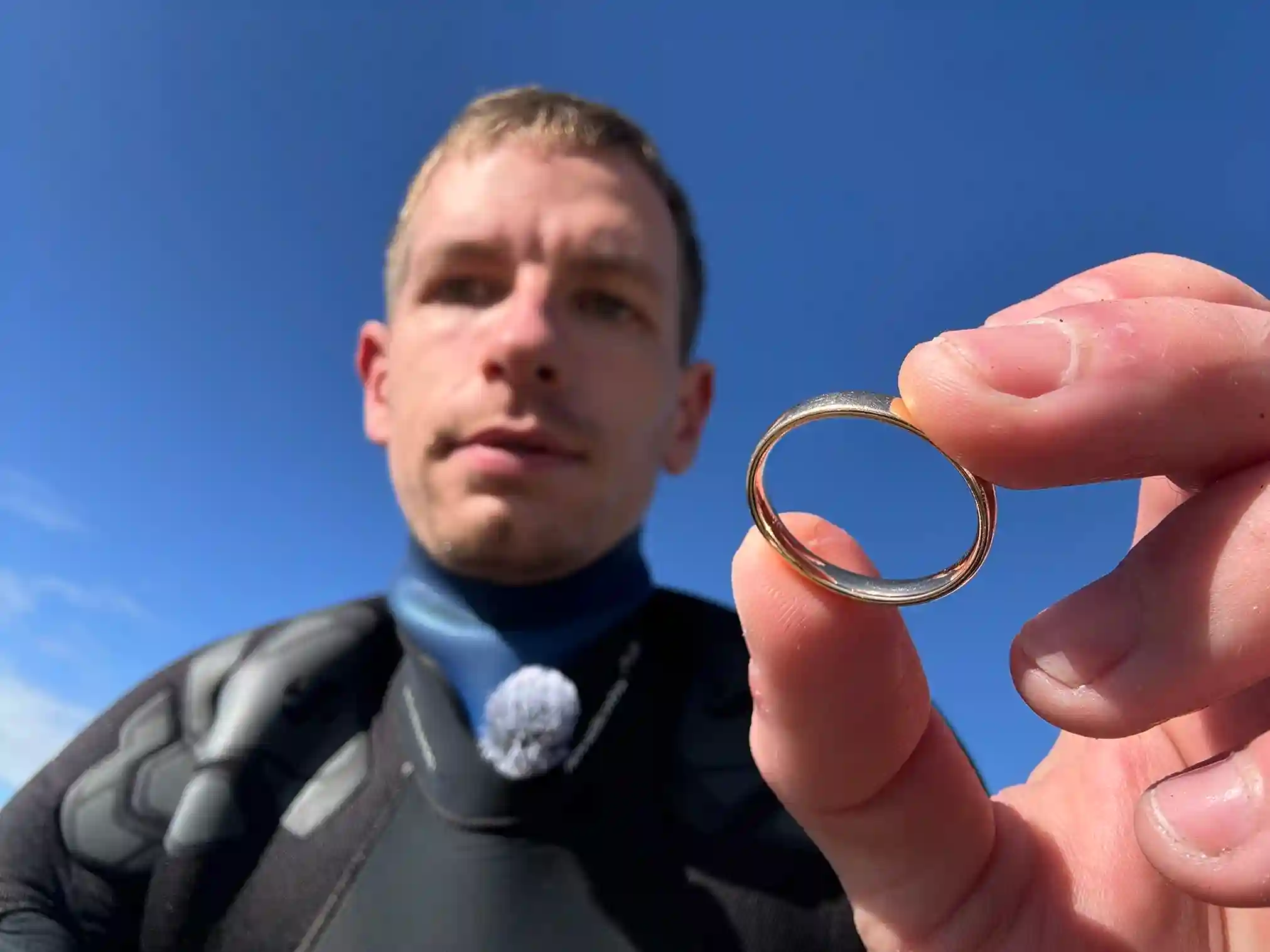 Gruppenbild des Teams mit Metalldetektoren